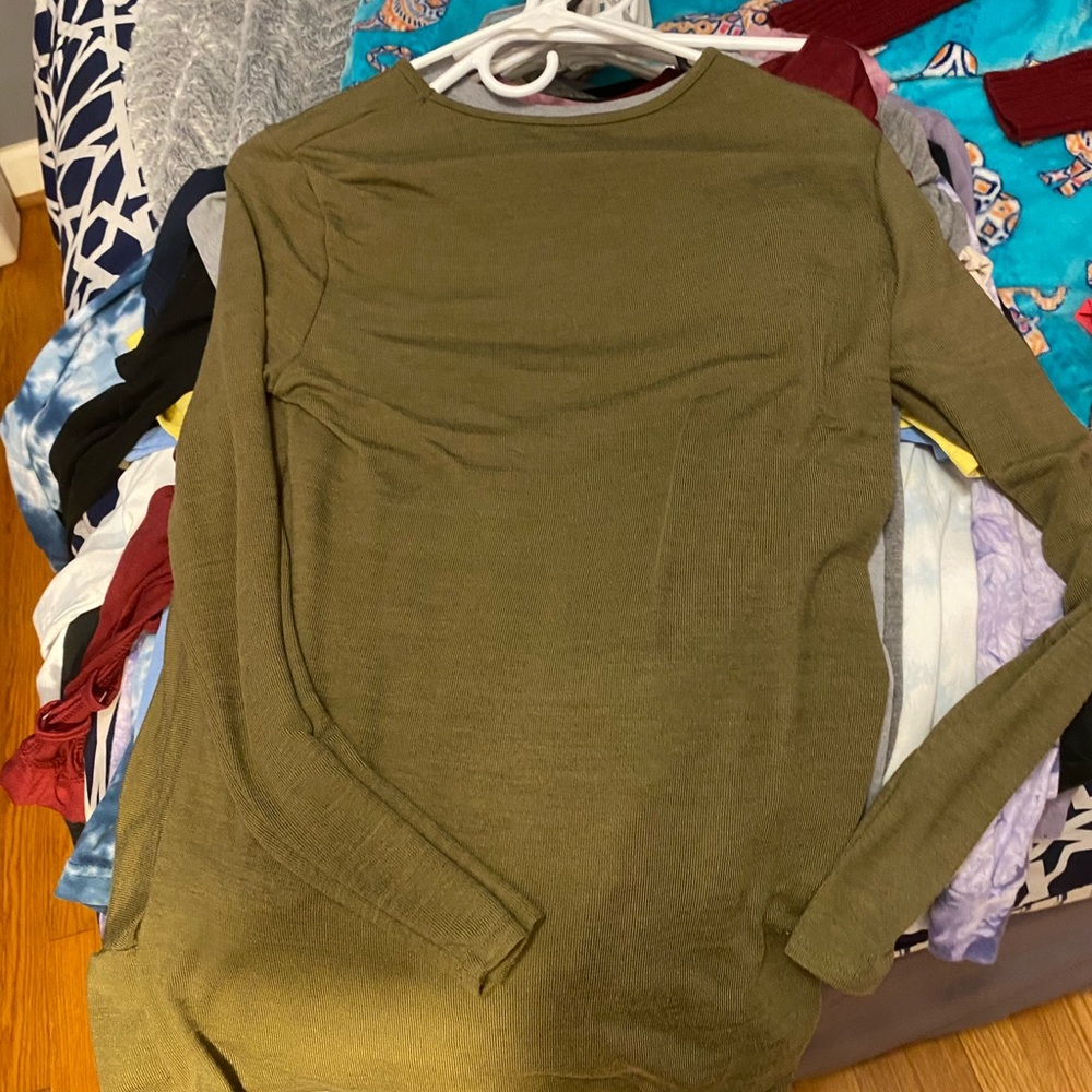 twist hem solid tee - Picture 3 of 3